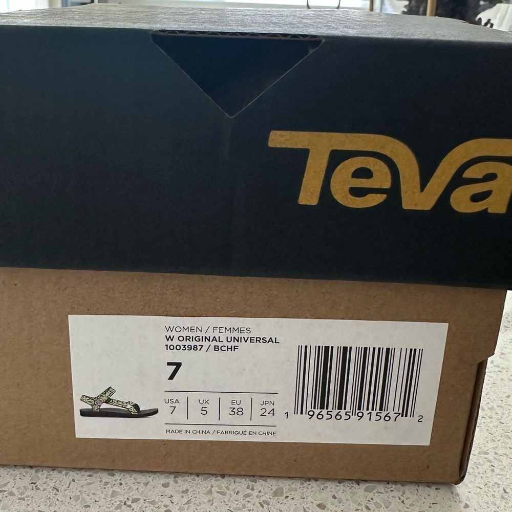 Teva Black Sandals w/ Green Leaf Design. Woman’s size 7. New in box. - Picture 6 of 6